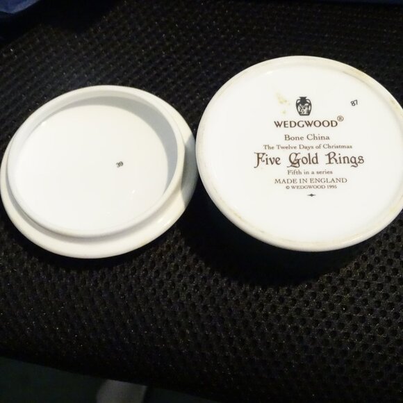 Wedgewood 5 Gold Rings Twelves Days of Christmas Round Trinket Box - Picture 4 of 6